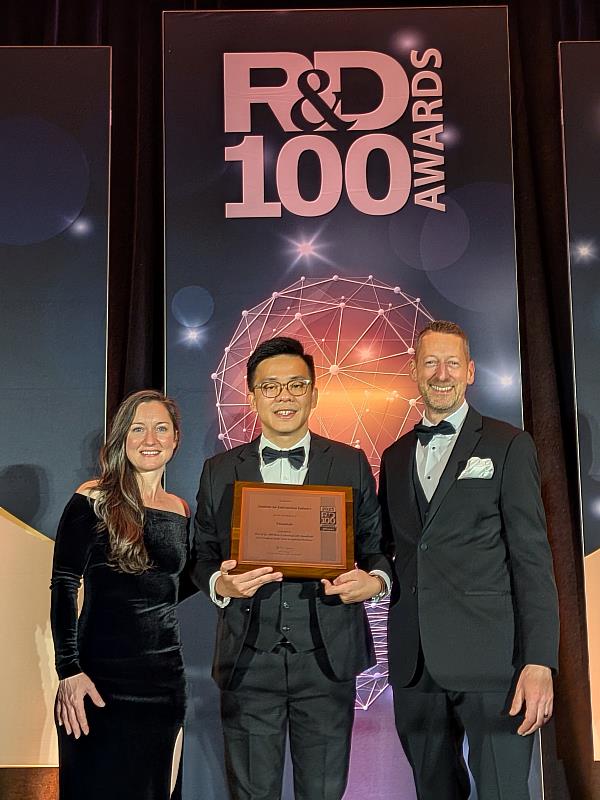 全球百大科技研發獎（R&D100 Awards）於11月20日在美國舉辦頒獎典禮，圖為資策會軟體院組長劉暐辰（中）代表資策會受獎。