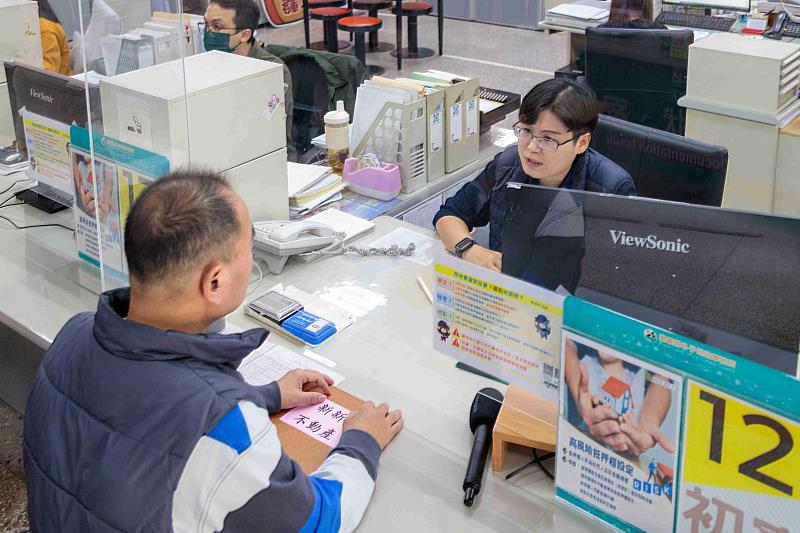 成功攔阻800萬元詐騙案 翁章梁拍短片籲勿輕易上當