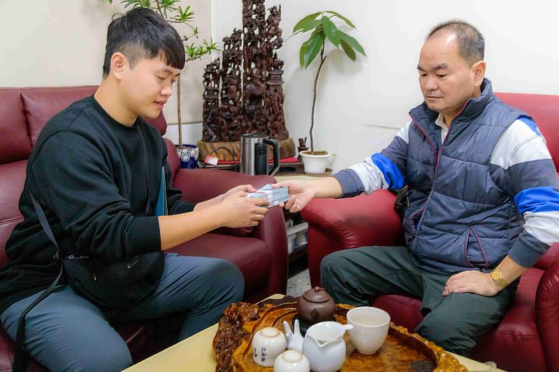 成功攔阻800萬元詐騙案 翁章梁拍短片籲勿輕易上當