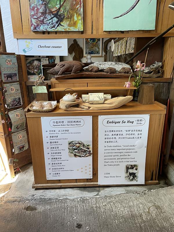 Helping Local Businesses Go Bilingual: Supporting Everyday International-Friendly Services.