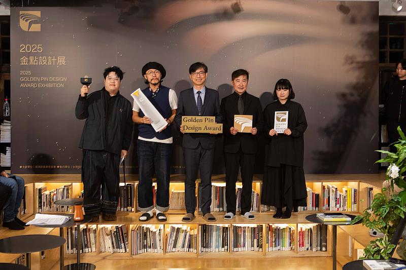 經濟部產業發展署邱求慧署⻑(中)、台灣設計研究院張基義院長(右2)、評審團代表究方社創意總監方序中(左2)共同為今年金點展揭開序幕。