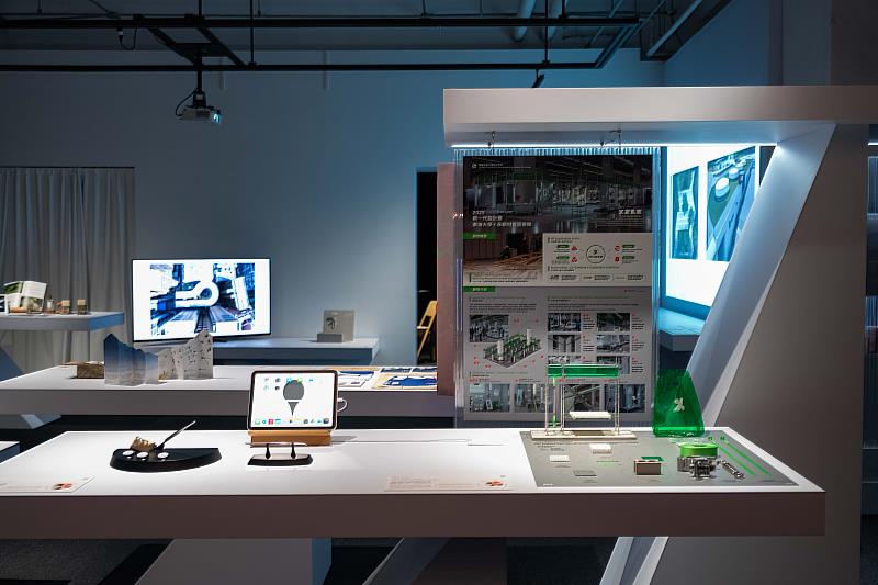 在「輕重館」，觀眾可觀察設計如何以不同的「分量」，回應日常與社會需求。