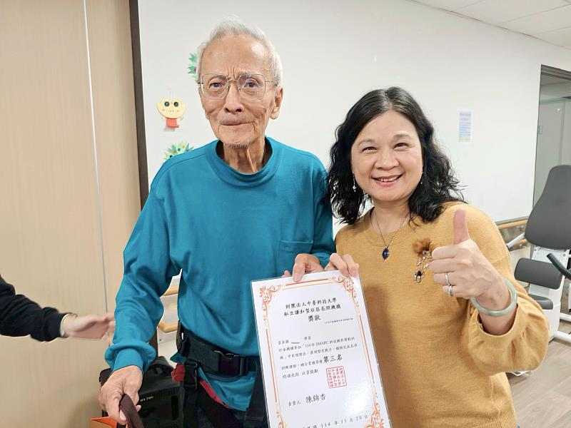 鄭伯伯透過衛福部科技輔具計畫的支持下，在兩個月內累計完成282次復能運動，展現驚人毅力。