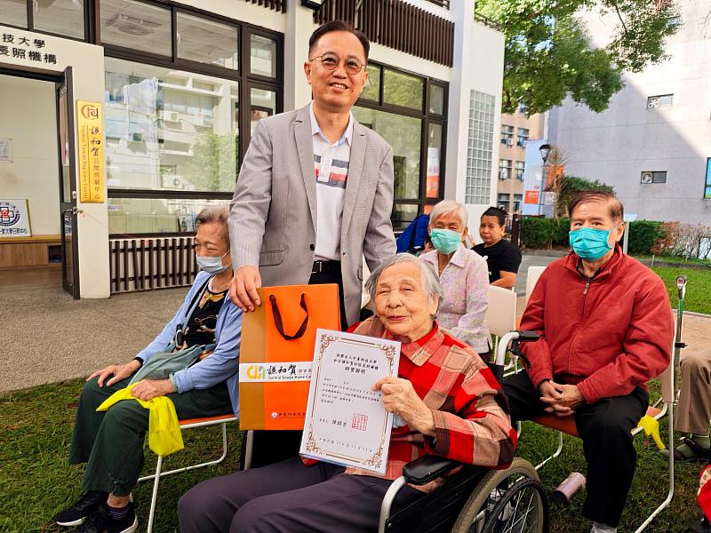 中臺科大鄭凱元副校長致詞並頒發研習證明給參與36小時健康促進課程的長輩們。