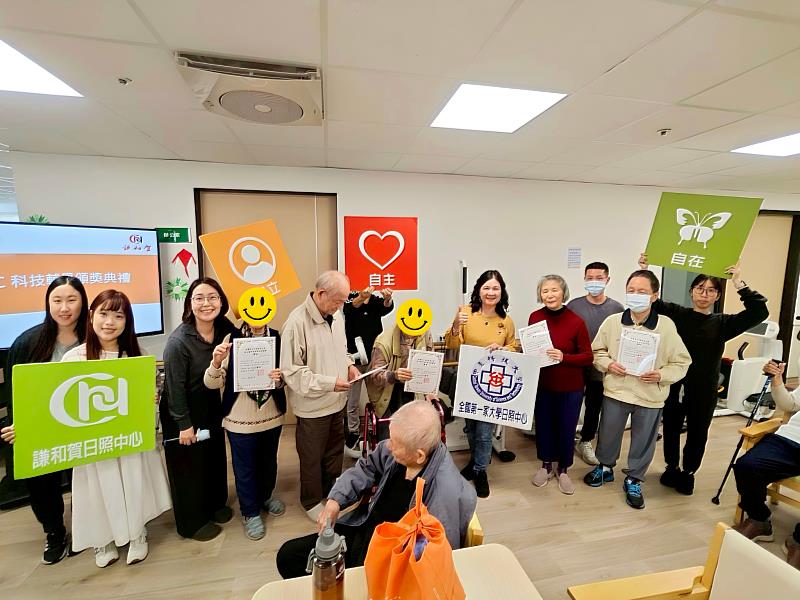 中臺科大陳錦杏校長頒發給謙和賀日照中心復能運動名列前茅得獎的長輩們。