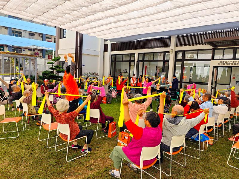 謙和賀日照中心長輩們活力四射的動感展現，贏得全場熱烈掌聲，充分展現課程的成效與活力。