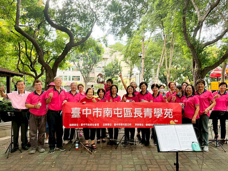 在指導老師林素霞帶領下，南屯長青學苑學員讓二胡從教室走入社區，化身為一場開放式的音樂饗宴。