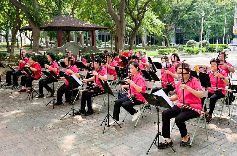 南屯長青學苑特別規劃二胡中階班戶外教學，串聯居民情感與地方文化，成為社區共學的最佳實踐。