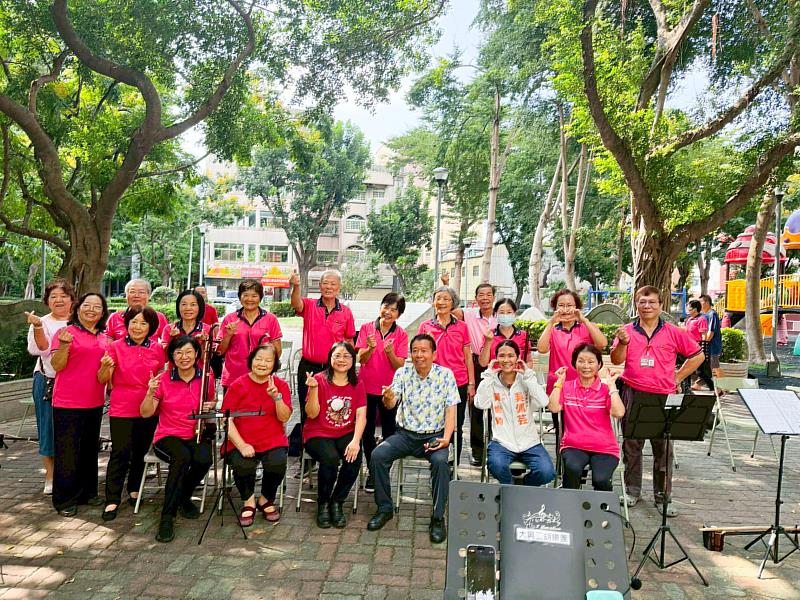 二胡中階班學員將學習成果帶入社區，以音樂為橋梁，展現終身學習的精神。