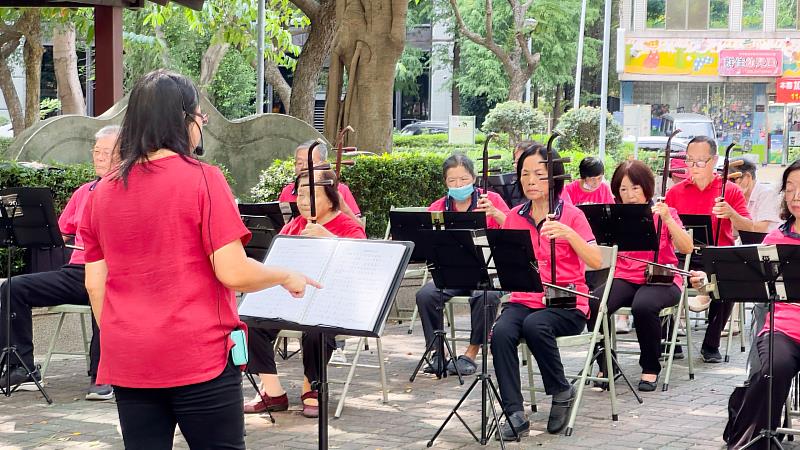 二胡中階班學員以精湛的演奏展現學習成果，為居民帶來充滿藝術人文的休憩時光。