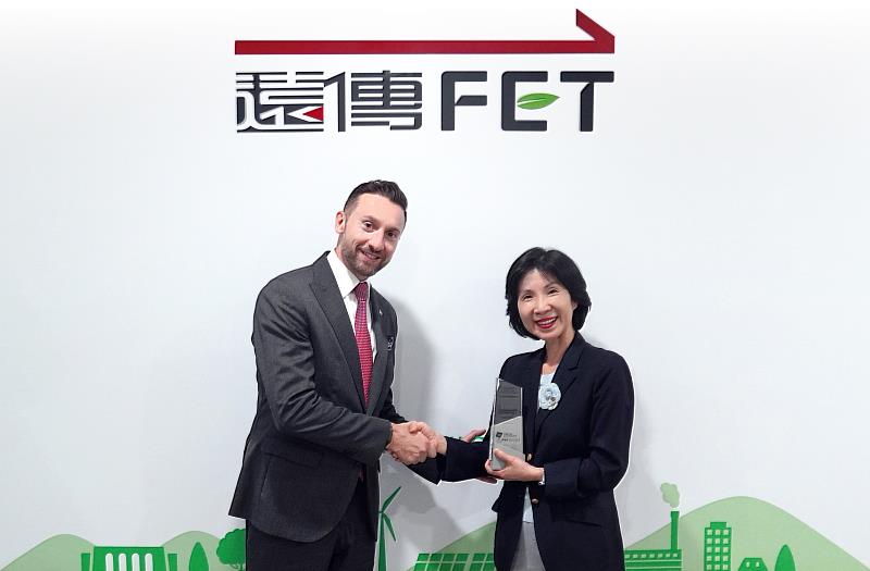 遠傳獲BSI「永續與數位信任夥伴獎」。BSI全球驗證部門總裁Harold Pradal（左）、遠傳總經理井琪（右）。