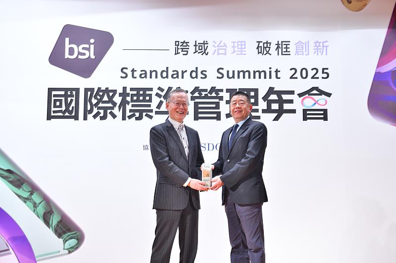 遠傳榮獲BSI「ESG永續發展實踐獎」，由遠傳財務暨設施服務群資深協理李弘灝（右）出席受獎。