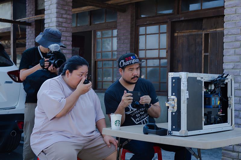 導演劉易、表演指導蔡嘉茵於岸內影視基地時代片場進行指導。