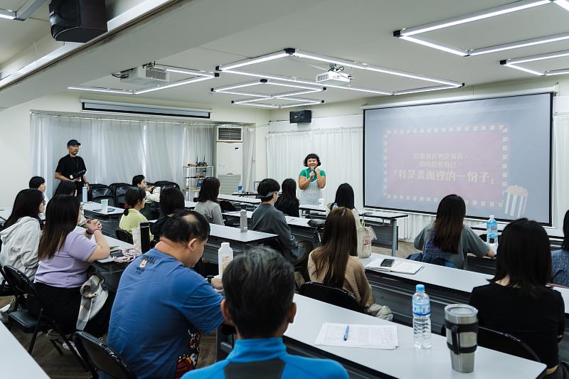 製片潘珏文向學員介紹劇組及實際拍攝現場。