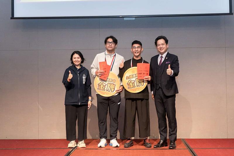 代理市長邱臣遠頒發獎牌及獎金：金牌－何紹暉（左2）、林俊佑（右2）。