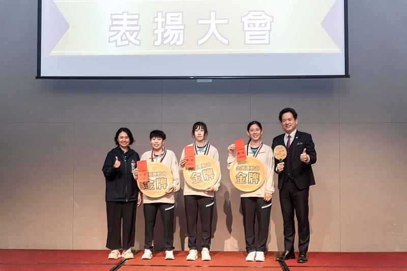 代理市長邱臣遠頒發獎牌及獎金：金牌－桌球女子團體。