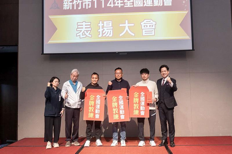 代理市長邱臣遠頒獎金：教練。