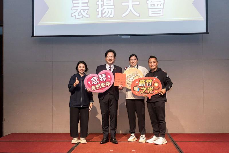 代理市長邱臣遠頒發獎牌及獎金：金牌－陳念琴。