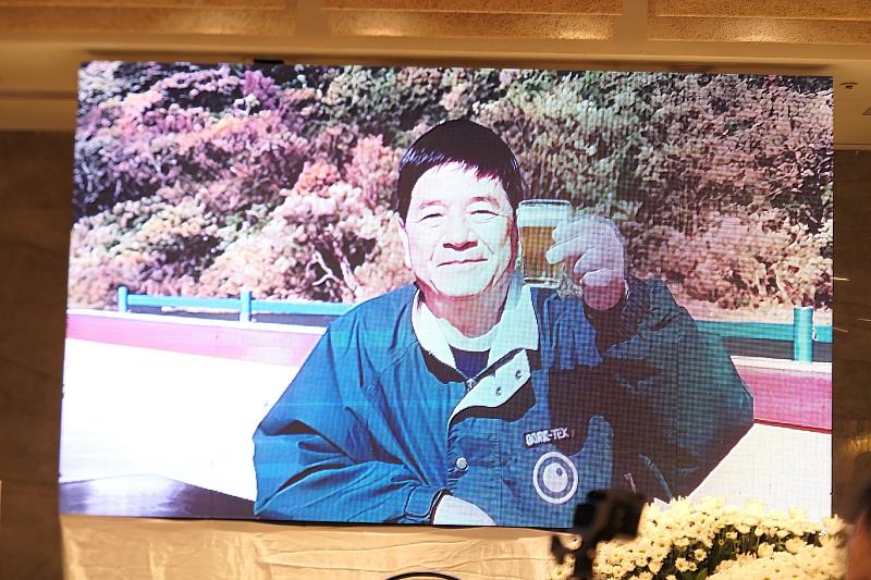 林一雄先生AI影像，舉起酒杯同大家致意。