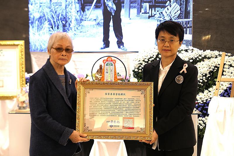 客委會古秀妃主委（右）頒贈旌揚狀，感謝林一雄先生的貢獻，由家屬陳桂雲女士（左）代為受獎。