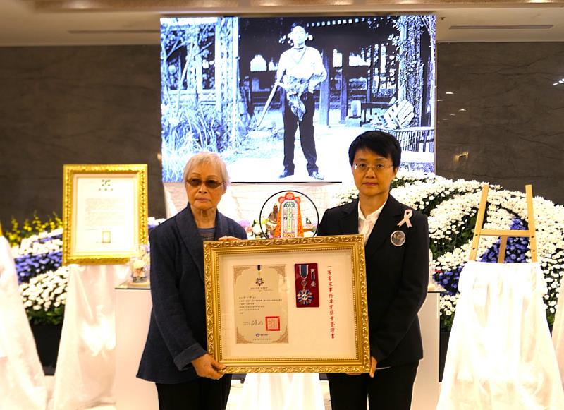 客委會古秀妃主委（右）頒贈一等客家事務專業獎章，感謝林一雄先生的貢獻，由家屬陳桂雲女士（左）代為受獎。