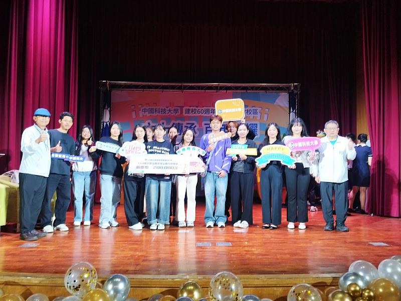 中國科大行管系師生同賀學生陶世心獲獎。（照片/校方提供）