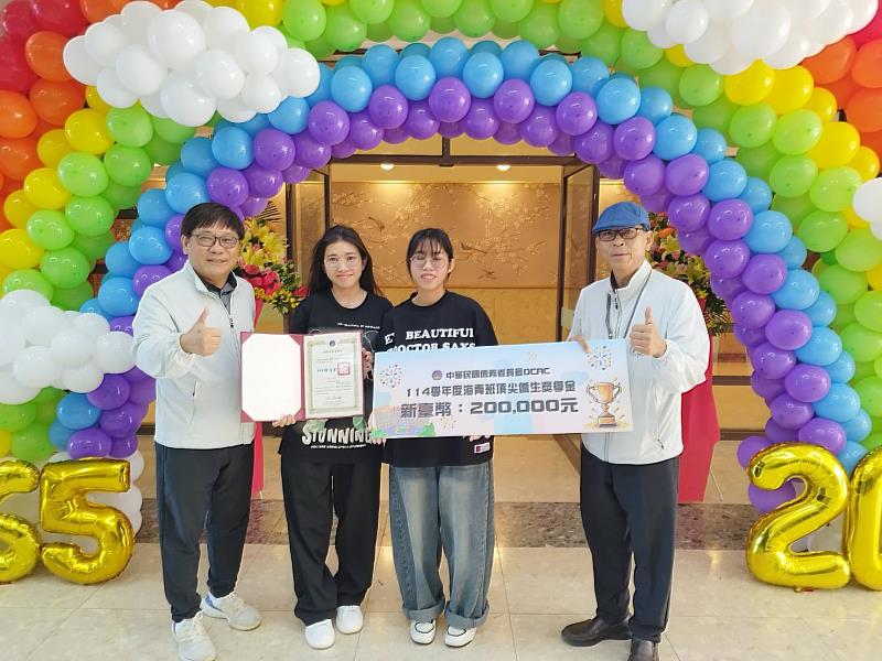 中國科大管理學院李弘斌院長(左1)及行管系李福斯副主任(右1)親致勉勵學生陶世心姊妹。(照片/校方提供)
