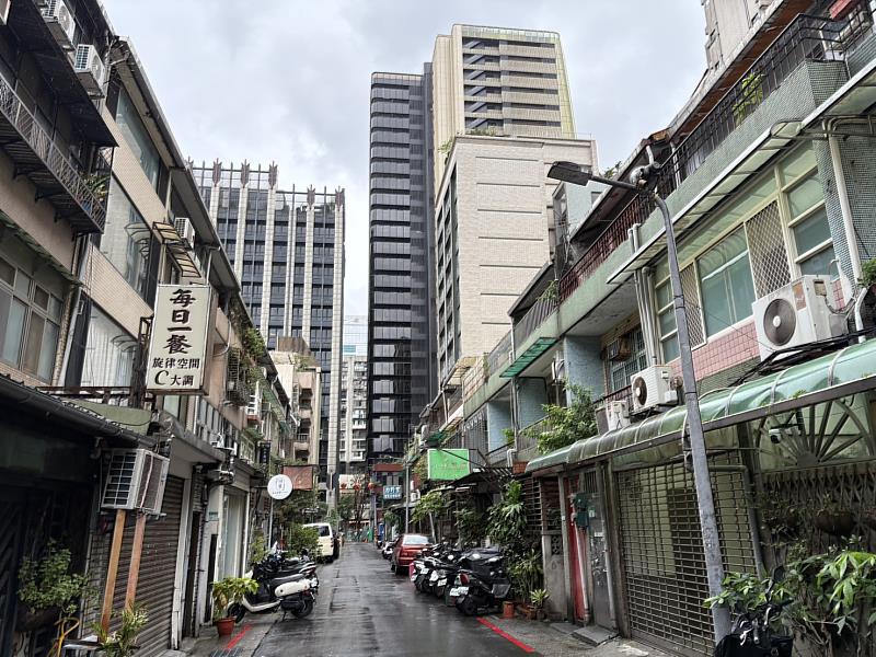 南京復興商圈擁捷運、百貨、學區等，各項機能優，住宅產品類型也多元，房價穩定支撐。