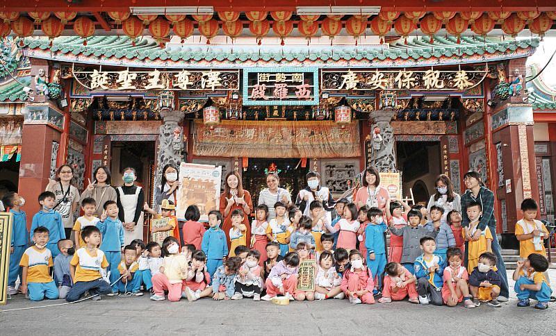 南臺科大文化底蘊USR計畫團隊與協進幼兒園師生於「認識西羅殿」廟宇文化體驗課程後合影，共同推動幼兒扎根文化教育。