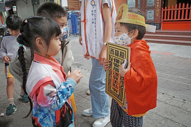 協進幼兒園小朋友開心扮演西羅殿廣澤尊王,透過角色體驗認識信仰文化,讓學習有趣、文化貼近生活。