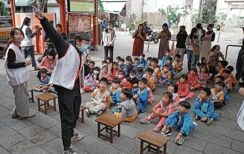 協進幼兒園小朋友專心聽講西羅殿的由來與廣澤尊王成神故事情景，現場互動溫馨有趣。