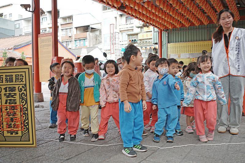 協進幼兒園小朋友在『尊王來了！小鬼不敢來！』遊戲中開心扮演廣澤尊王，透過角色互動體驗信仰文化，現場笑聲不斷，氣氛熱烈。