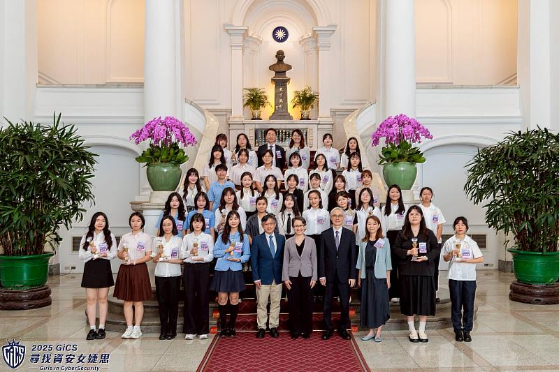 文大資傳系學生勇奪「GiCS資安女婕思」創意賽第2名，並獲副總統蕭美琴接見表揚。
