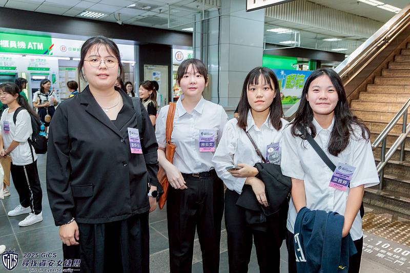 勇奪第2名的「文大資傳AIMS216之台南我又來了」團隊由黃妤云、林云文、梁雅婷、陳雅萁組成，在李亦君教授指導下運用AI與語意分析技術，開發能辨識可疑語句並即時警示的反詐騙APP。