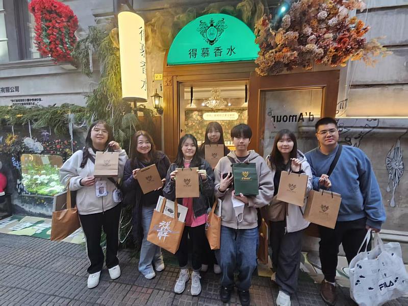 指導教授李亦君老師親自率隊領獎，肯定學生在創意、敘事與科技整合上的卓越表現，並表示此項雙料佳績展現資傳系教學成果與師生共同努力的榮耀。