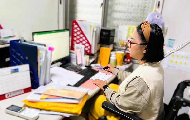 北分署羅東就業中心運用「婦女再就業計畫」推介離開職場17年的身障單親媽媽重返職場。