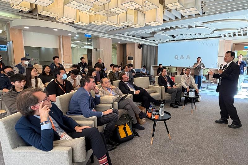 22日下午資電學院與POLITO舉辦「前瞻資訊電機、半導體與資安論壇」，由沈院長介紹學院在跨領域教學、5G智慧校園、國際課程與企業合作的成果。