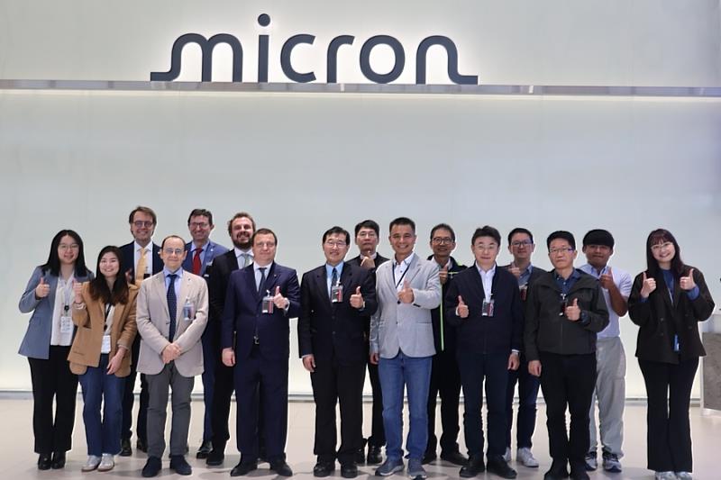 資電學院院長沈祖望陪同POLITO教授團與義大利經貿文化推廣辦事處代表龍博文前往美光科技台中基地參訪。