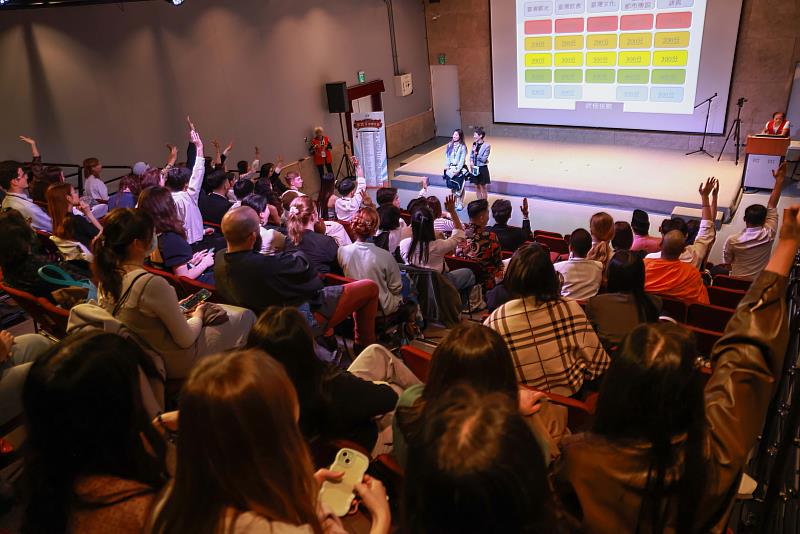 國父紀念館「2025外籍學生華語文演講比賽」中場進行「認識台灣有獎徵答」活動。