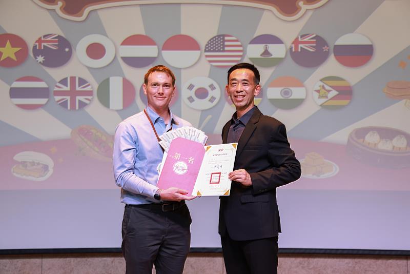 國父紀念館王蘭生館長與第1名得獎者溫柯橋（美國）合影。