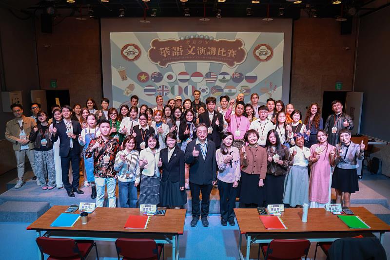 國父紀念館「2025外籍學生華語文演講比賽」國父紀念館代理副館長邱文志研究員（中）與全體參賽同學合影。