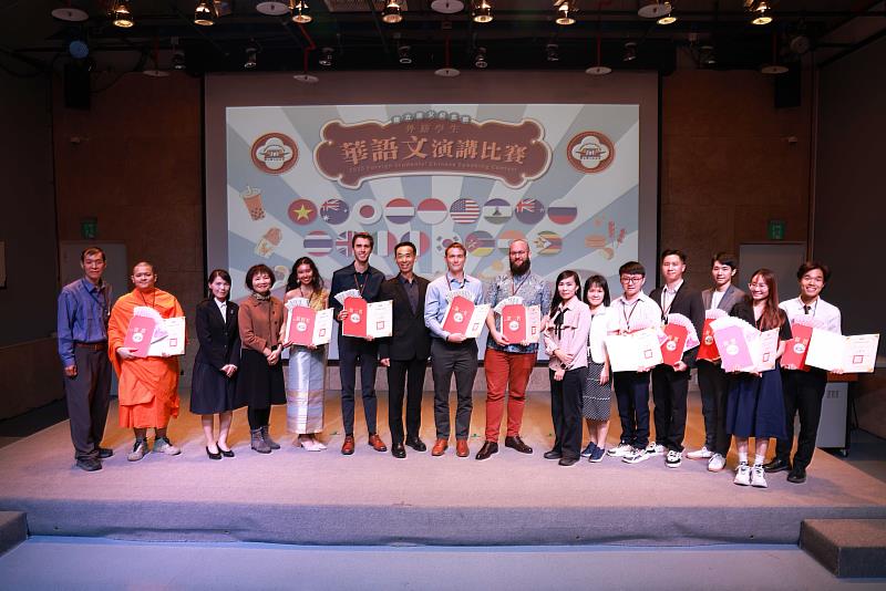 國父紀念館王蘭生館長與得獎同學合影。