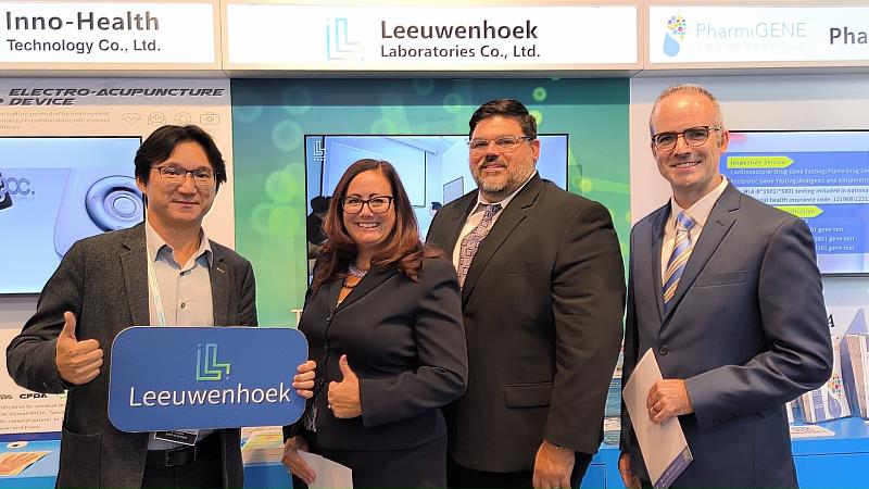 雷文虎克創辦人暨執行長徐丞志(左1)、Banner Aetna營運長John Byrnes(右1)、副總 Rhian Madrid(右2) 與業務總監 Shelly Sheperson(左2)於雷文虎克展示攤位前合影。圖/本公司提供