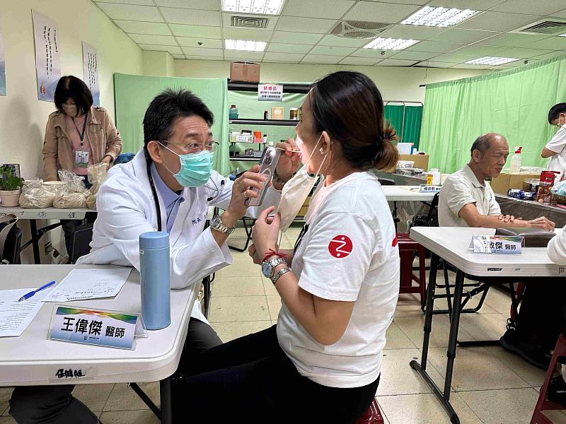 王院長每年水陸法會在保健組提供諮詢照護，即便擔任院長後行程繁忙，仍不間斷。（圖片提供/靈鷲山佛教教團提供）