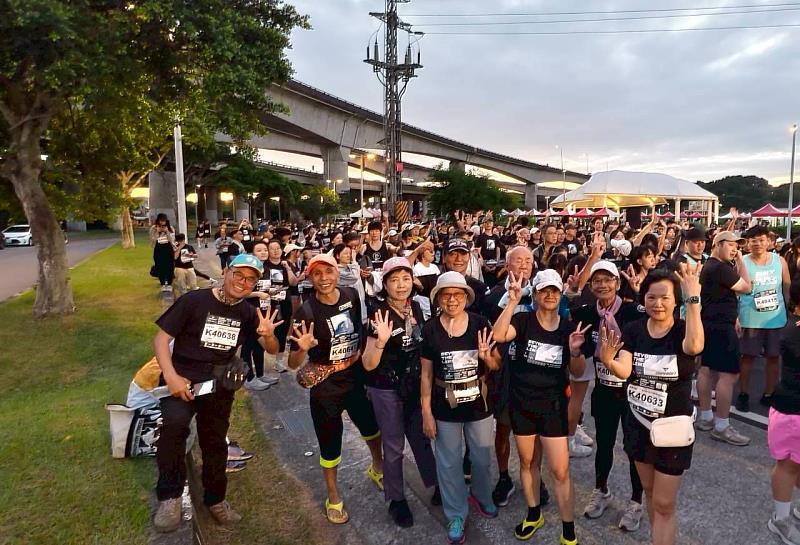 銀髮千歲團整隊待跑，樂齡活力在傍晚賽道全面點亮。