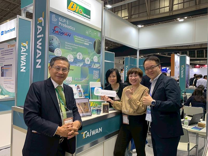 財團法人生物技術開發中心涂醒哲董事長（左1）、《環球生技月刊》創辦人暨總編輯林明定（左2）、雷文虎克行銷業務處謝東佑處長（右1）、雷文虎克資深研發經理李奇珊博士（右2）。圖／本公司提供