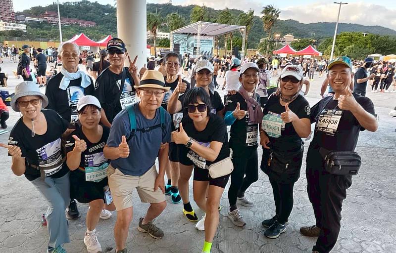 盧詩淇（後排右4）與吳家祥兩位教練積極規劃賽前團練，讓銀髮跑團運動起來更安全，且更有信心挑戰馬拉松賽程。