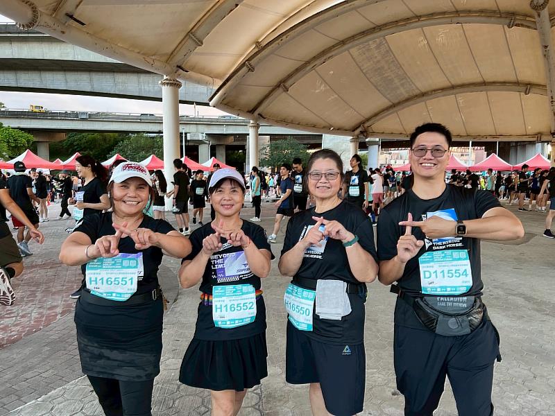 在吳家祥教練（右1）的帶領下，高曼菲（左1）、王金袒（左2）及沈素華（右2）與吳家祥教練一起挑戰10公里組賽程，大家精神飽滿信心十足。