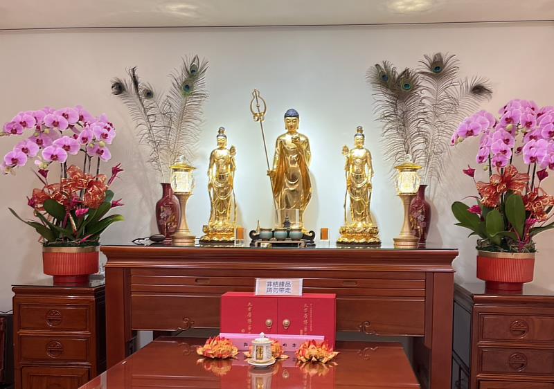 王院長在樂生療養院6樓建了一個佛堂，供奉藥師佛、日光遍照菩薩與月光遍照菩薩及《華嚴經》。（圖片提供/靈鷲山佛教教團提供）