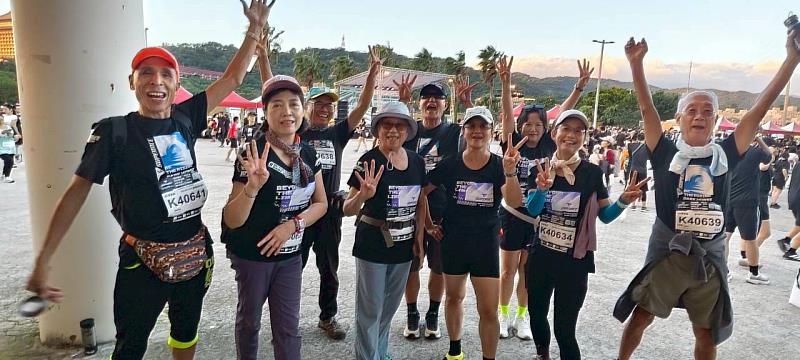 在盧詩淇教練（右4）的帶領下，沈萬煜（左1）、莊宜靜（左2）、李永志（左3）、謝淑雲（左4）、魏果明（左5）、侯劉怡娟（右3）、郭麗芬（右2）及蔡長彥（右1）等8位學員加1位教練一起挑戰4公里組賽程，銀髮跑團展現活力，為「黑馬馬拉松」做好準備。